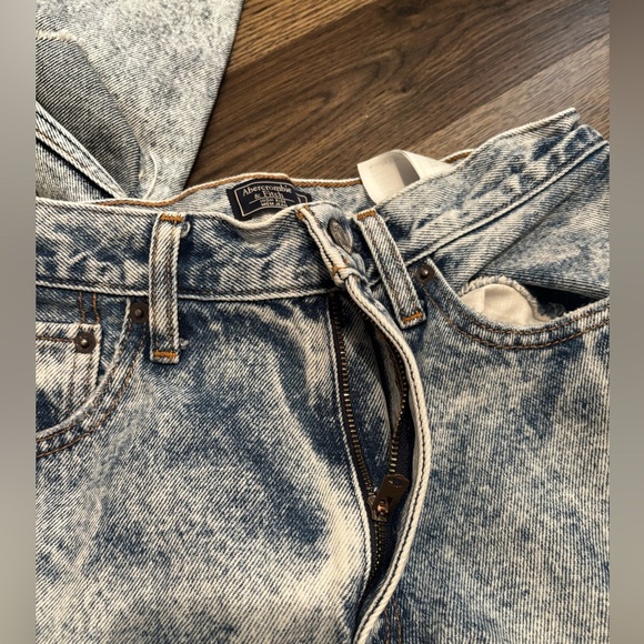 Abercrombie & Fitch Light Gray Women's Straight Leg Jeans - Picture 4 of 11